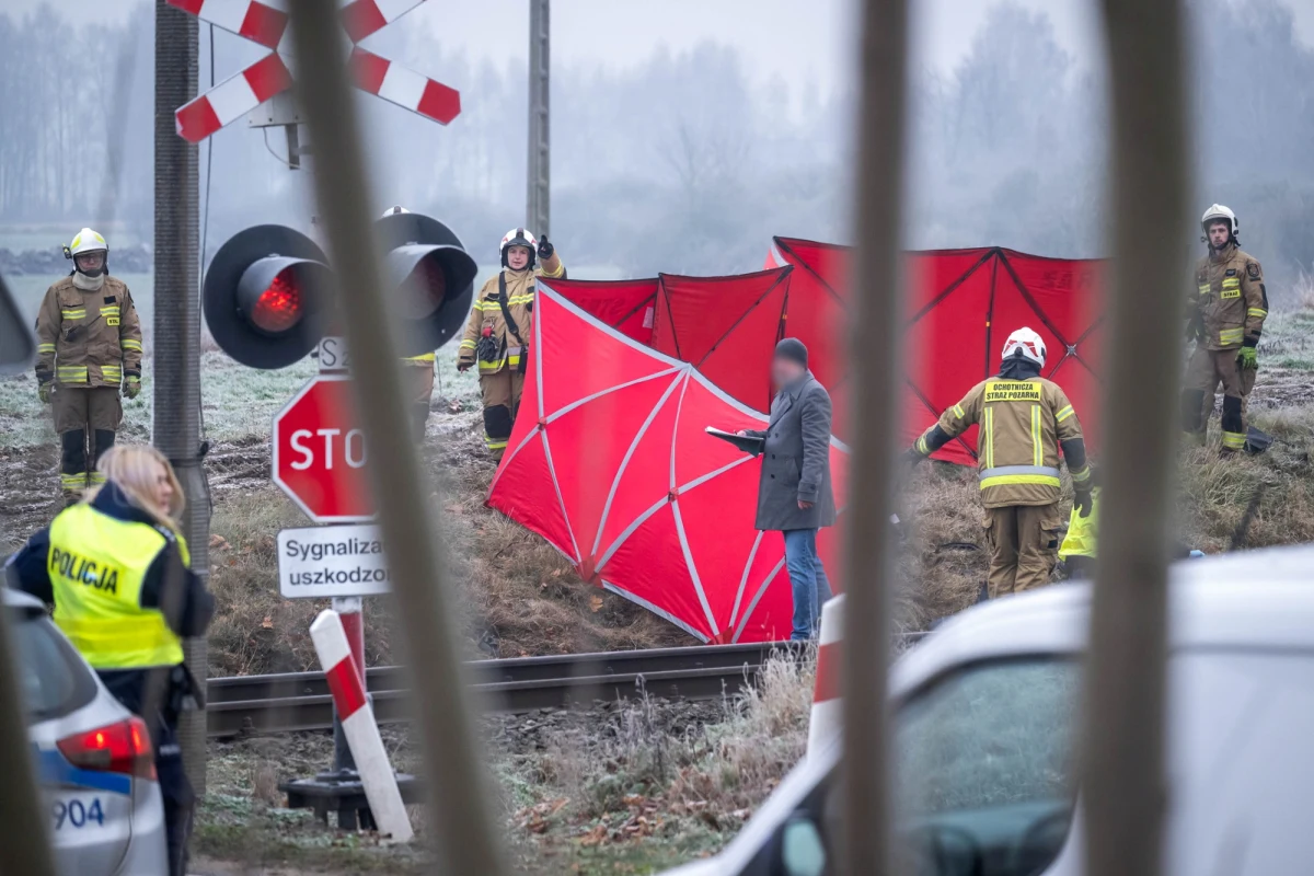 Wypadek na torach w miejscowości Lubania-Lipiny (woj. kujawsko-pomorskie). Szynobus zderzył się tam z autem osobowym. Kierowca samochodu nie przeżył wypadku. Na trasie Gdańsk-Bydgoszcz pojawiły się utrudnienia. 