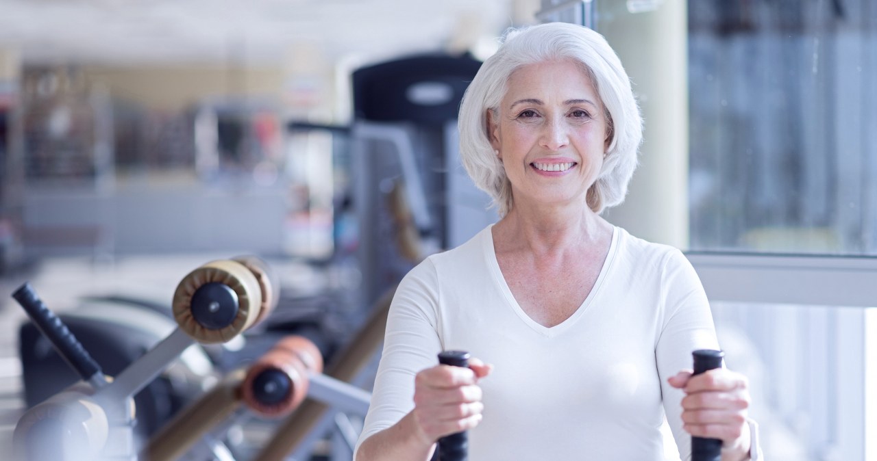 Kolano boli przy każdym kroku? Te ćwiczenia przynoszą ulgę w kilka minut