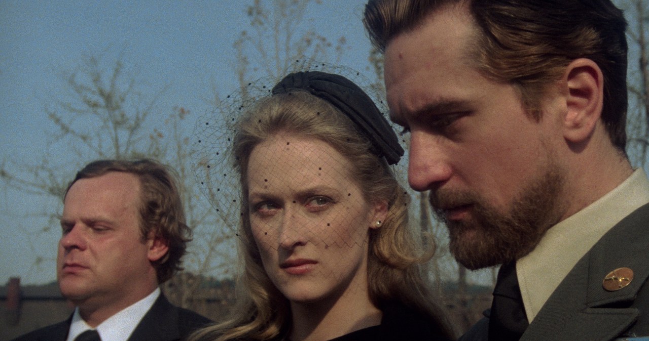 Cóż nowego można napisać o filmie, który jest absolutnym arcydziełem światowego kina? Oglądanie "Łowcy jeleni" Michaela Cimino na dużym ekranie to prawdziwe święto dla każdego kinomana. Produkcja wyniosła na szczyty jego reżysera, niestety jego późniejsze losy były niezwykle smutne.