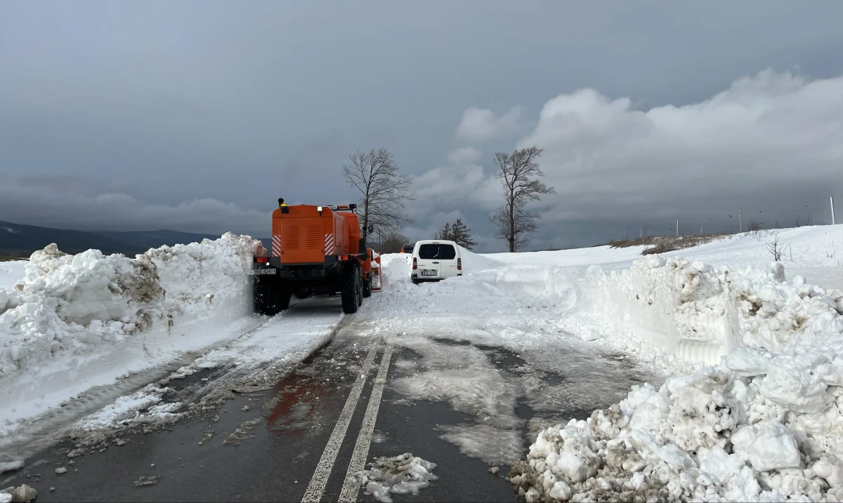 Zamieć śnieżna sparaliżowała ruch w gminie Nowy Żmigród oraz Osiek Jasielski na Podkarpaciu. Policjanci i strażacy ewakuowali kilkanaście osób, które utknęły w samochodach na nieprzejezdnych drogach. Jak ustalił reporter RMF FM Paweł Konieczny, w niektórych miejscach w wymienionych gminach na drodze zalega gruba warstwa śniegu, którą próbują usunąć służby.