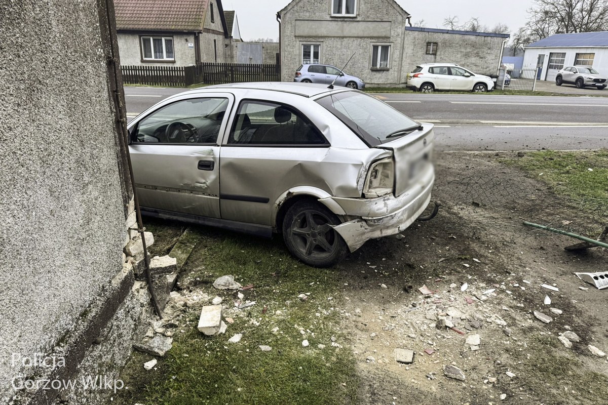 Huk o poranku w Deszcznie. Opel z metalowymi rurami uderzył w dom