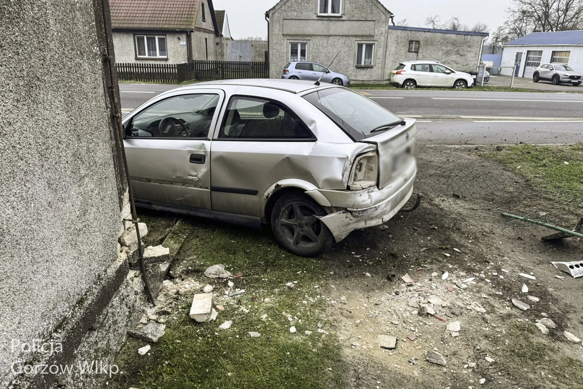 Kierowca opla stracił kontrolę nad autem z przyczepą, w której były metalowe rury, wjechał w ogrodzenie i uderzył w dom. W wypadku, do którego doszło we wtorek rano w Deszcznie (woj. lubuskie), na szczęście nikt nie odniósł obrażeń. Kierowca był pijany.