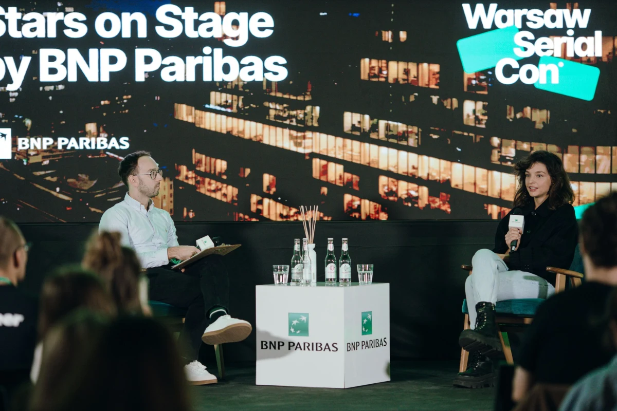 BNP Paribas Warsaw SerialCon 2025 zaprasza na cykl wyjątkowych spotkań z aktorkami i aktorami znanymi z popularnych seriali oraz twórcami tych produkcji.  Rozmowy poprowadzą Natalia Ryba i Marcin Radomski. Wstęp wolny - wejściówki do odbioru w kasie Kinoteki.