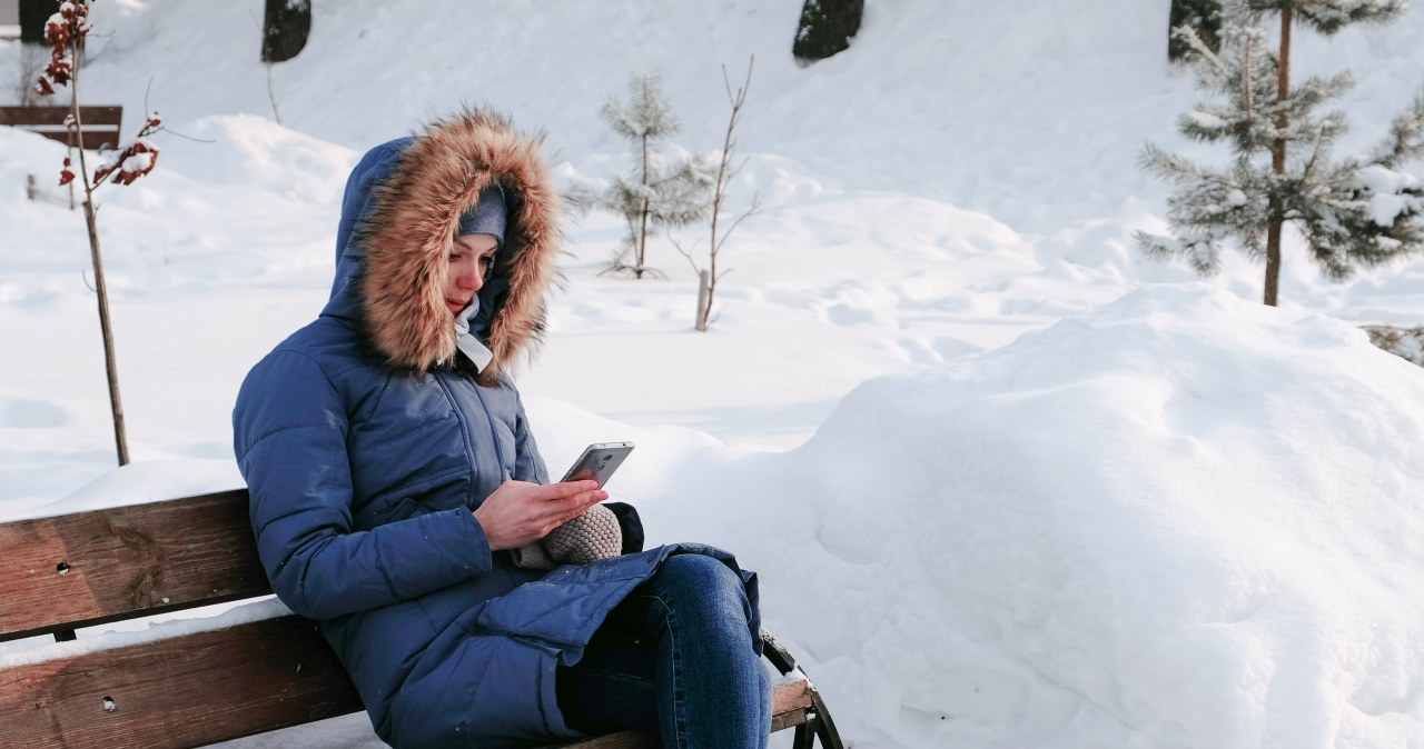 Oto czego lepiej nie robić z telefonem na mrozie. Bateria nie przetrwa