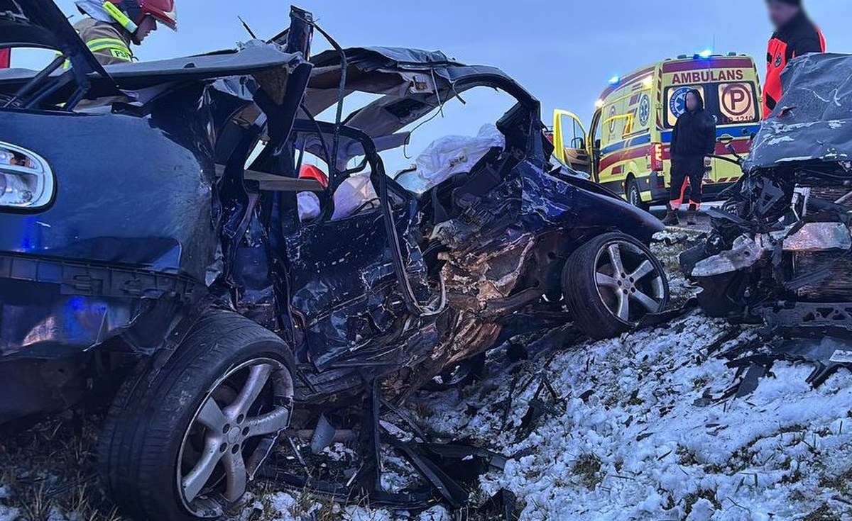 ​Wyprzedzanie na łuku, a potem czołowe zderzenie. Tragedia w Emilcinie