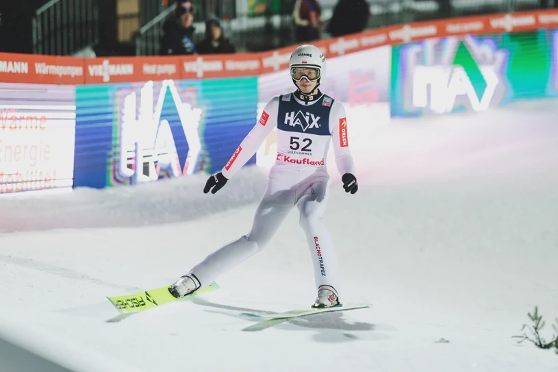 Błysk Tomasiaka, wróciły wspomnienia Stocha. Zwariowane, co zrobiła FIS