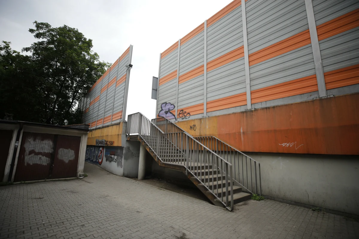 Władze Chorzowa zlecają nową ekspertyzę techniczną estakady drogowej na ul. Katowickiej (DK79), która od czerwca pozostaje zamknięta – poinformowała rzeczniczka magistratu Katarzyna Hohuł. Ekspertyza ma ocenić stan techniczny obiektu, określić zakres niezbędnych prac budowlanych oraz sprawdzić możliwość tymczasowego podparcia przęseł.