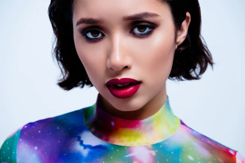 Poznaj barwę, która wzmacnia twoją energię. Grudzień to idealny moment