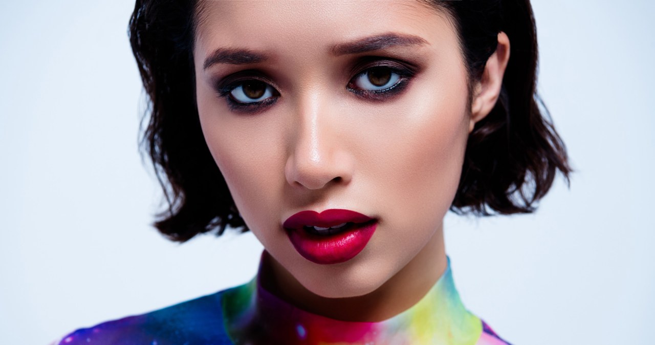 Poznaj barwę, która wzmacnia twoją energię. Grudzień to idealny moment