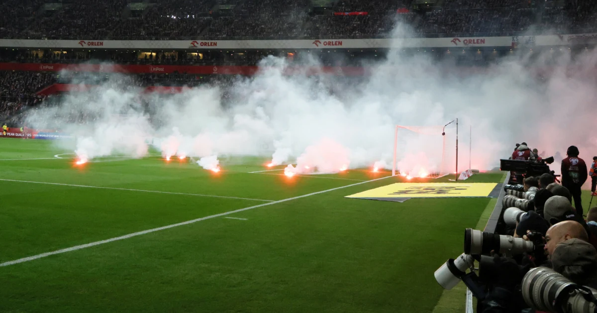 FIFA zdecydowała w sprawie kary dla Polski za przerwany mecz z Holandią z powodu rac rzuconych na boisko. Komisja Dyscyplinarna FIFA nałożyła na PZPN karę w wysokości 40,5 tys. franków szwajcarskich.