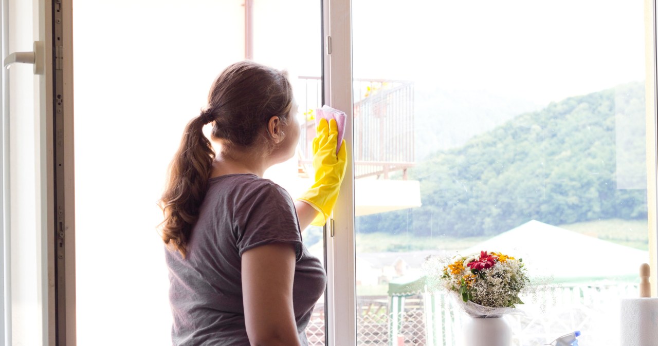 Wymieszaj z ciepłą wodą. Pożółkłe ramy znów będą śnieżnobiałe