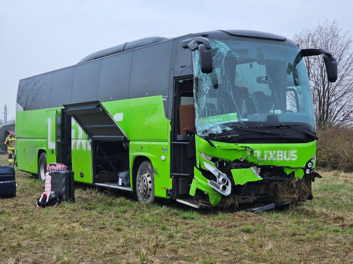 Poważny wypadek z udziałem autokaru. Kilka osób w szpitalu