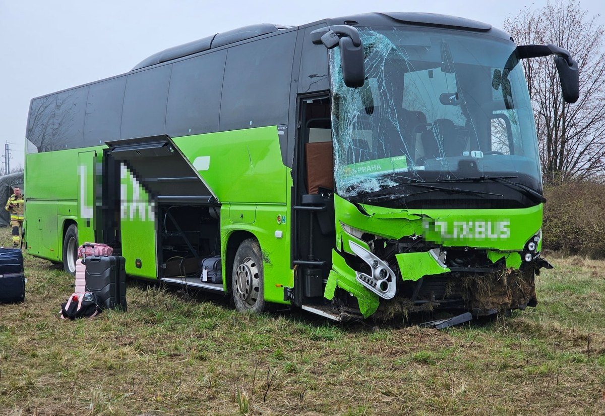 Poważny wypadek z udziałem autokaru. Kilka osób w szpitalu