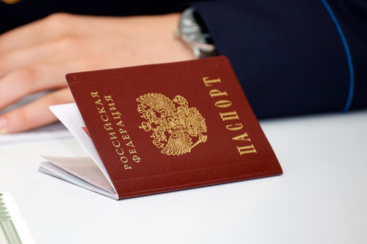 Zamachy i tajemniczy hurtownik paszportów w Polsce