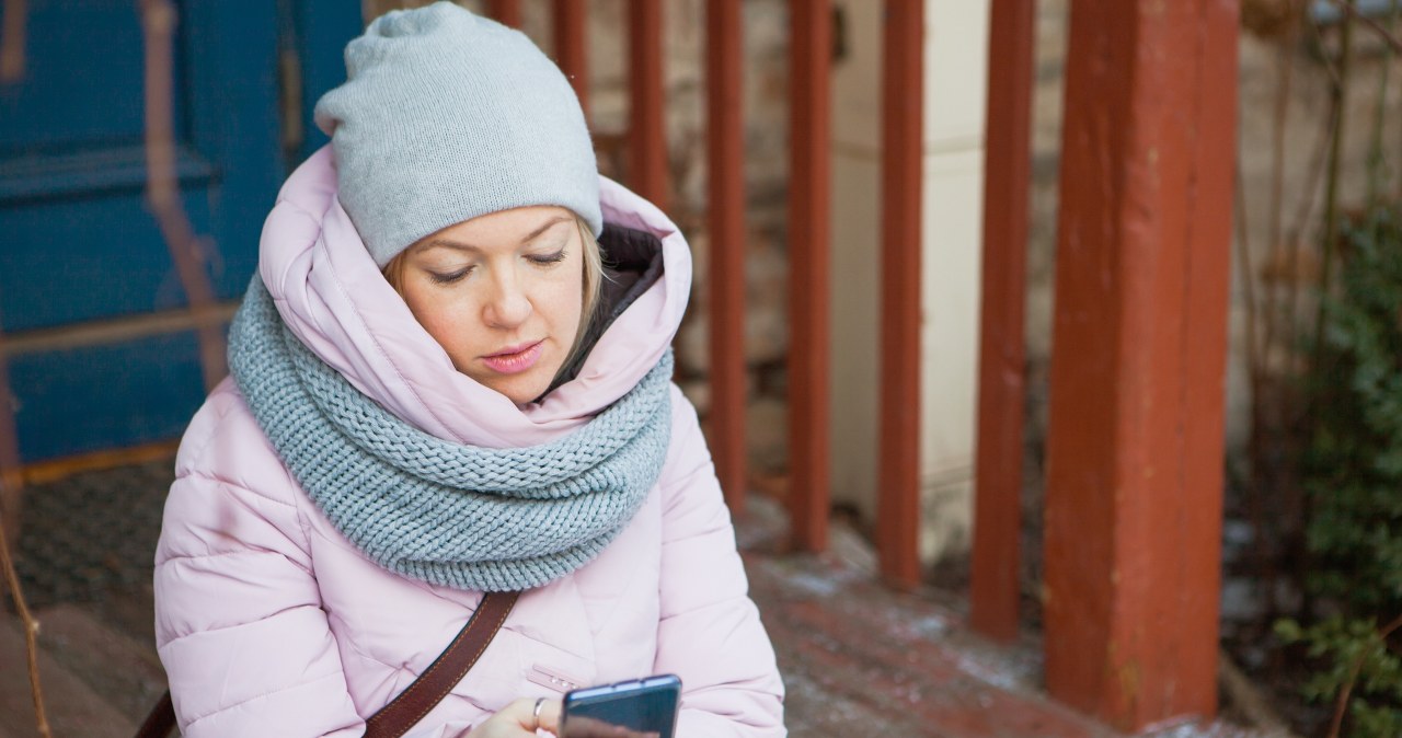 Mróz może trwale uszkodzić twój telefon. Jak chronić urządzenie zimą?
