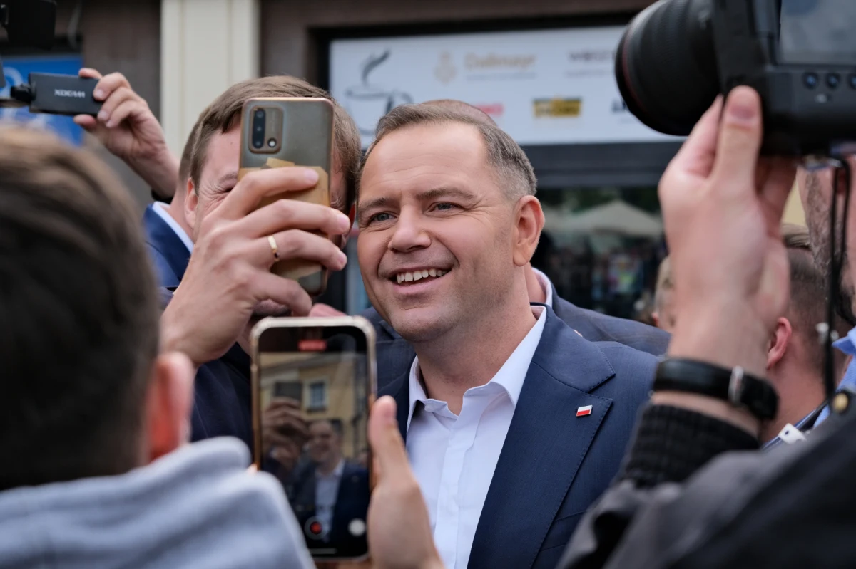 W listopadzie 50 proc. badanych dobrze oceniło działalność prezydenta Karola Nawrockiego, ale odsetek tych, którzy oceniają go źle, wzrósł od października - wynika z sondażu CBOS. Prezydent osiągnął za to rekordowy wynik zaufania w ostatnim sondażu IBRiS.