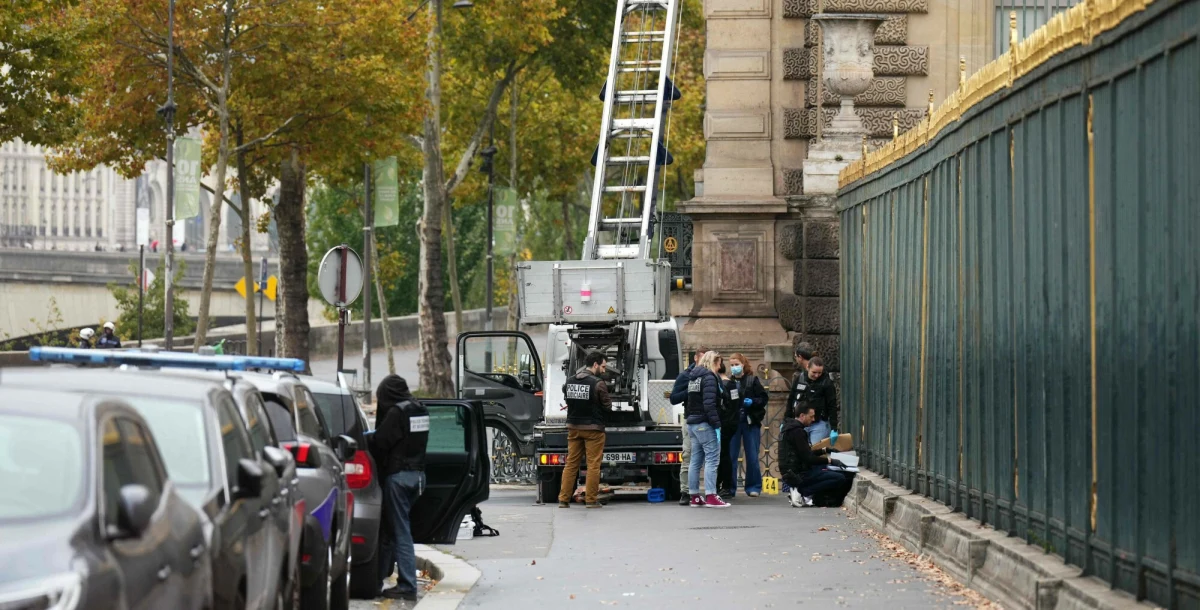 ​Policja zatrzymała we wtorek kolejną osobę w sprawie kradzieży w Luwrze - donosi "Le Parisien". To czwarty mężczyzna podejrzany o przynależność do grupy, która dokonała rabunku. Jednocześnie paryska prokuratura poinformowała o zatrzymaniu trojga kolejnych podejrzanych. W trakcie włamania, do którego doszło 19 października, skradziono klejnoty koronne, które dotąd nie zostały odnalezione. Nie ustalono również, kto był zleceniodawcą tej zuchwałej kradzieży.