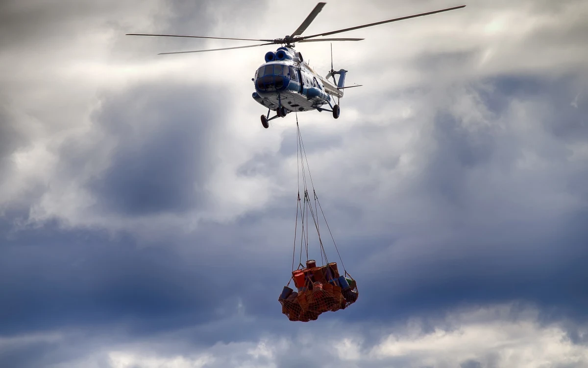 Ładunek transportowany helikopterem spadł na zalesiony teren niedaleko Chrzanowa w Małopolsce. To była paczka lub paleta z Valeo - informuje reporter RMF FM Maciej Sołtys. Nikomu nic się nie stało. Sprawę bada teraz policja.