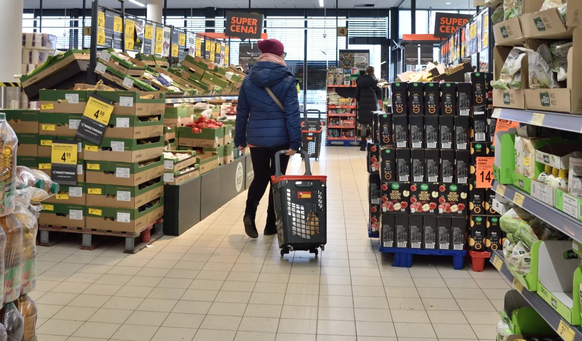 W Sejmie trwają prace nad projektem ustawy autorstwa Polski 2050, który mógłby znacząco zmienić obowiązujące zasady dotyczące zakazu handlu w niedziele. Proponowane rozwiązania przewidują przywrócenie handlu w pierwszą i trzecią niedzielę każdego miesiąca, a także wprowadzenie podwójnego wynagrodzenia za pracę w ten dzień oraz obowiązkowego dnia wolnego w ciągu sześciu dni przed lub po niedzielnej zmianie.