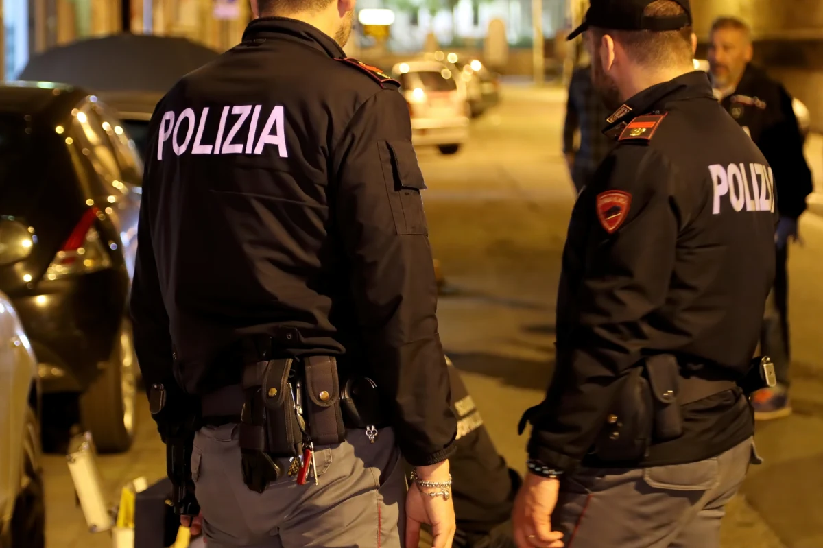 Zwrot akcji w śledztwie dotyczącym brutalnego gwałtu na 18-latce w parku Tor Tre Teste na obrzeżach Rzymu. Jak informuje włoski dziennik "Corriere della Sera", badania DNA całkowicie podważają dotychczasowe ustalenia - materiał genetyczny sprawcy nie należy bowiem ani do mężczyzny wskazanego przez ofiarę, ani do dwóch pozostałych zatrzymanych. Dziewczyna została zgwałcona na oczach swojego partnera w nocy z 25 na 26 października. Śledczy ponownie stają więc przed pytaniem, kto naprawdę dokonał ataku.