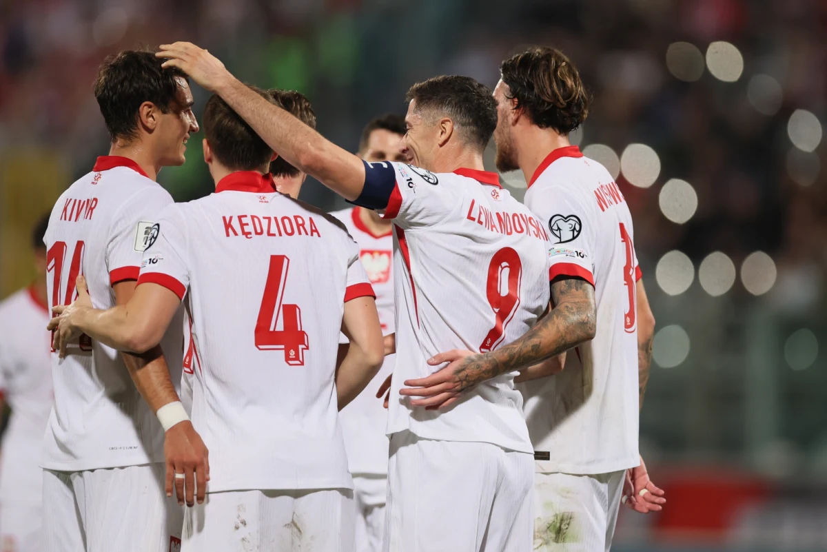 Znamy zasady losowania grup przyszłorocznych mistrzostw świata w USA, Kanadzie i Meksyku. Z komunikatu FIFA wynika, że drużyny, które awansują na turniej z europejskich lub międzykontynentalnych baraży, będą losowane do grup z 4. koszyka. W tym gronie może się znaleźć Polska, pod warunkiem, że w marcu wywalczy awans na największy turniej piłkarski na świecie.