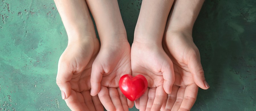 Choroby układu sercowo-naczyniowego są jedną z najczęstszych przyczyn śmierci na świecie. W Polsce co roku z ich powodu umiera około 178 tys. osób. Nie jesteśmy w stanie całkowicie wyeliminować ryzyka udaru mózgu czy zawału serca, ale możemy go znacznie zminimalizować. Zasady profilaktyki są proste, ale często pacjentom trudno zaakceptować fakt, że powinni zmienić styl życia – twierdzą specjaliści z Górnośląskiego Centrum Medycznego im. prof. Leszka Gieca Śląskiego Uniwersytetu Medycznego w Katowicach – Ochojcu. 