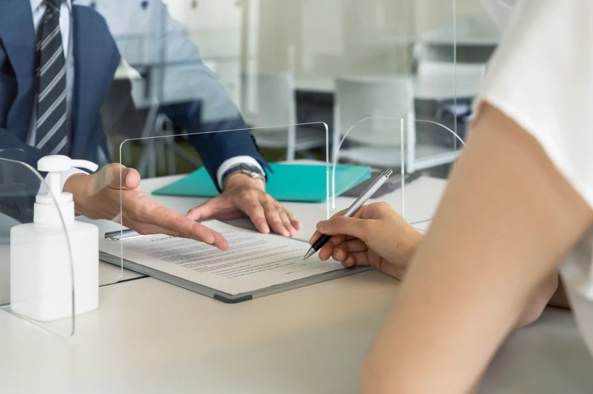 ​Koniec roku to tradycyjny czas wypłaty nagród dla urzędników administracji rządowej i samorządowej. Dodatkowe pieniądze, zwane potocznie "karpiówkami" lub "resztówkami", trafiają do pracowników dzięki oszczędnościom powstałym m.in. z wakatów czy nieobecności. Wysokość jednorazowych nagród sięga nawet 10 tys. zł brutto.