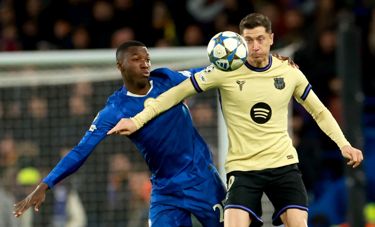 Chelsea triumfuje w hicie Ligi Mistrzów z FC Barcelona. Gospodarze zdominowali wtorkowe starcie i pokonali 3:0 "Dumę Katalonii" z Robertem Lewandowskim w składzie. Bramkarz Karabachu Agdam Mateusz Kochalski obronił rzut karny, ale jego zespół uległ Napoli 0:2.