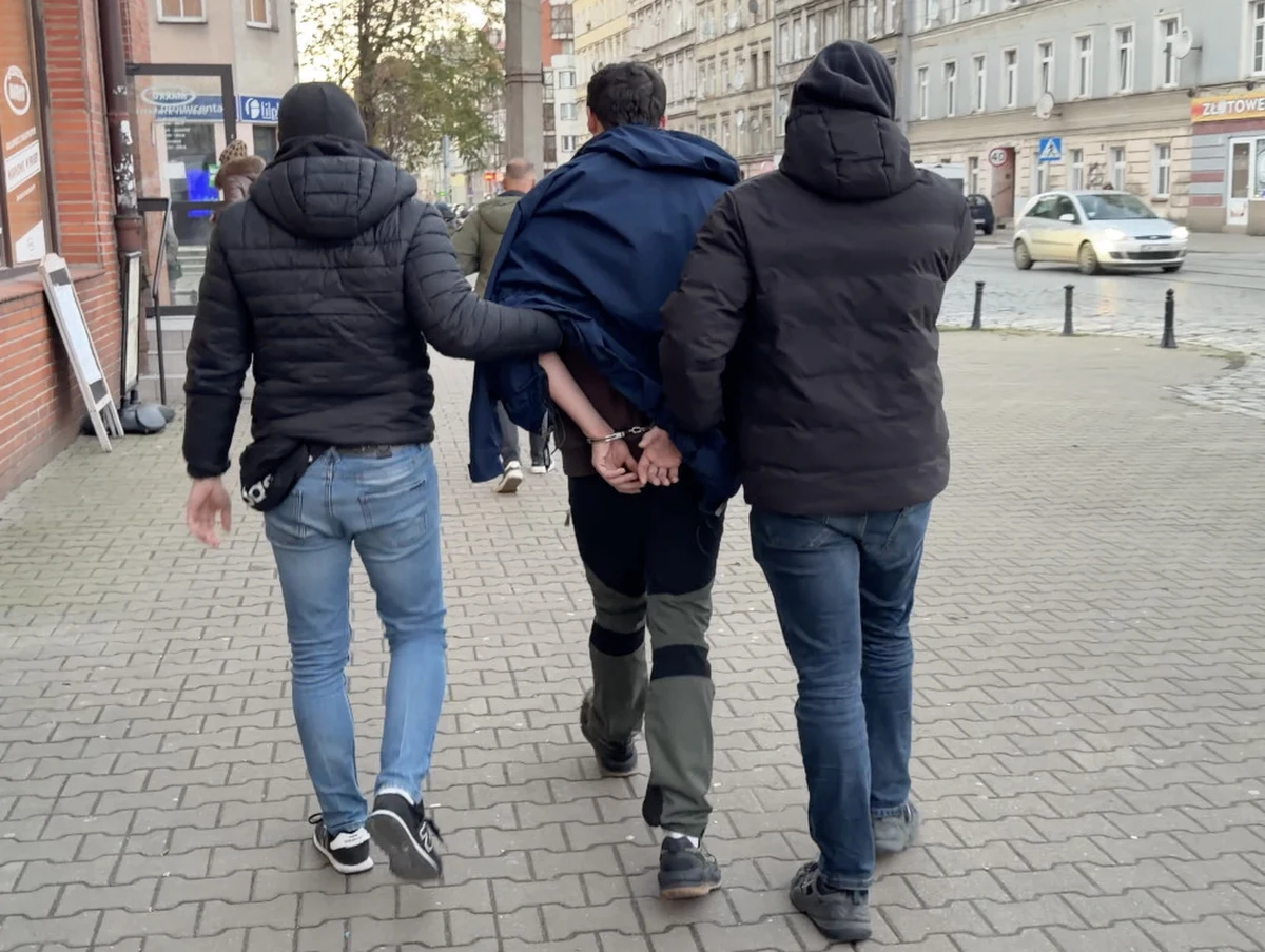 Stołeczni policjanci zatrzymali na terenie Wrocławia dwóch mężczyzn poszukiwanych listami gończymi. W ręce funkcjonariuszy wpadł 47-latek, który ma do odbycia karę 1,5 roku więzienia za oszustwo, a także 38-letni mężczyzna, który trafił za kraty na 3,5 roku za spowodowanie wypadku ze skutkiem śmiertelnym. Zginęło wówczas 3-letnie dziecko.