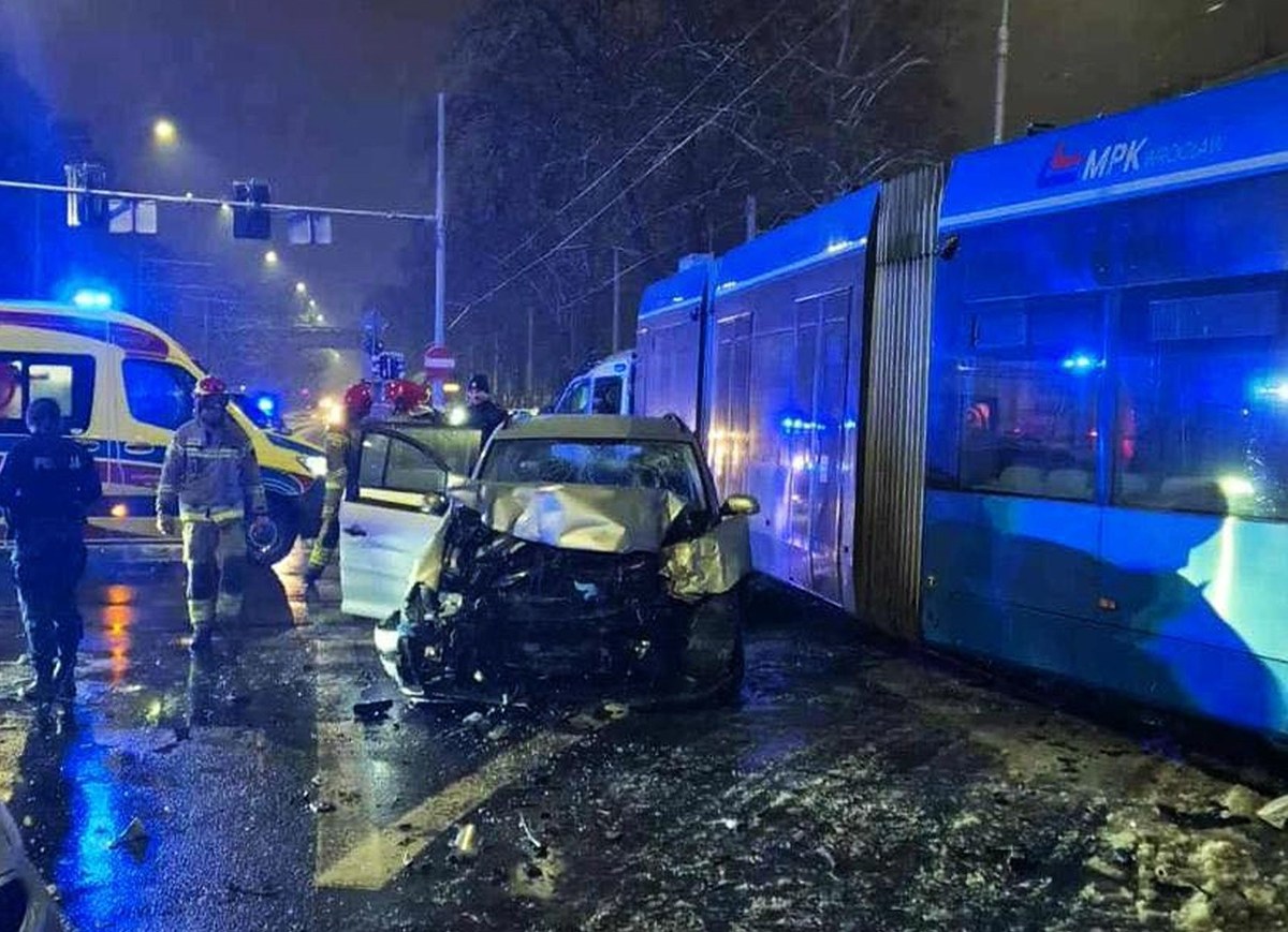 Policyjny pościg ulicami Wrocławia. Samochód wbił się w tramwaj