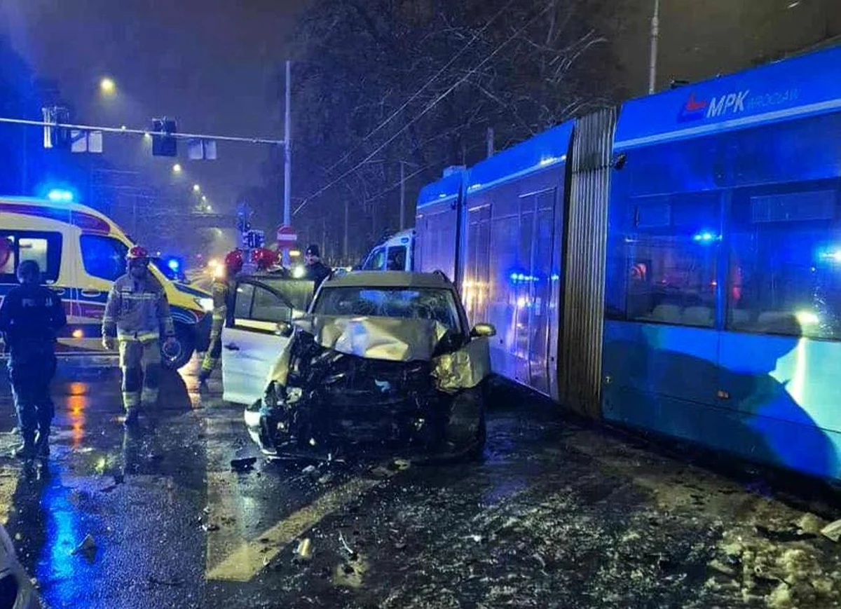 Dramatyczny finał policyjnego pościgu ulicami Wrocławia. Kierowca samochodu osobowego, który uciekał przed policją, stracił panowanie nad pojazdem i z impetem uderzył w tramwaj na skrzyżowaniu ulic Hallera i Gajowickiej. Okazało się, że w bagażniku auta był mężczyzna, który wcześniej został porwany. Niestety, w wyniku odniesionych obrażeń 34-latek zmarł.
