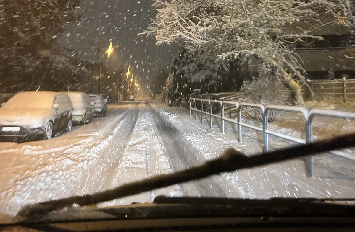 W środę zima zaatakowała m.in. Poznań, gdzie spadło już sporo śniegu. Sypnęło też we Wrocławiu i okolicach. IMGW wydał ostrzeżenia I i II stopnia przed intensywnymi opadami w dziewięciu województwach. Pojawiły się też alerty RCB.