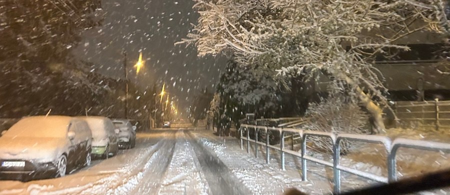 W środę zima zaatakowała m.in. Poznań, gdzie spadło już sporo śniegu. Sypnęło też we Wrocławiu i okolicach. IMGW wydał ostrzeżenia I i II stopnia przed intensywnymi opadami w dziewięciu województwach. Pojawiły się też alerty RCB.