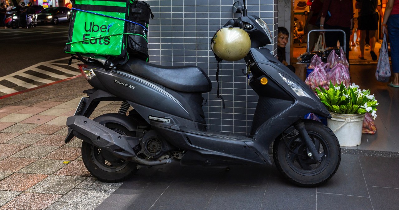 100 razy bardziej szkodliwe niż auta. Dostawcy jedzenia porzucą skutery?