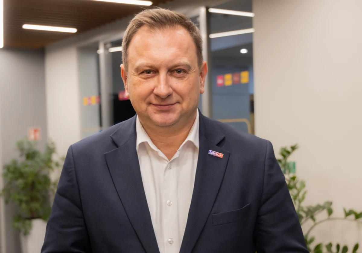 "Niedaleko pada Braun od Nawrockiego albo Nawrocki od Brauna" - mówił w Porannej rozmowie w RMF FM Tomasz Trela - poseł Lewicy. "Karol Nawrocki na wystąpieniu w Pradze mówił bardzo wyraźnie, że jemu Unia Europejska się nie podoba. Mówił to bez żadnej wiedzy i bez żadnej zgody rządu w tej sprawie. To jest naprawdę bardzo szkodliwe stanowisko" - zwracał uwagę. "Ile Karol Nawrocki potrzebował czasu, żeby powiedzieć, że Federacja Rosyjska jest zła i nie można jej wierzyć?" - dopytywał. 