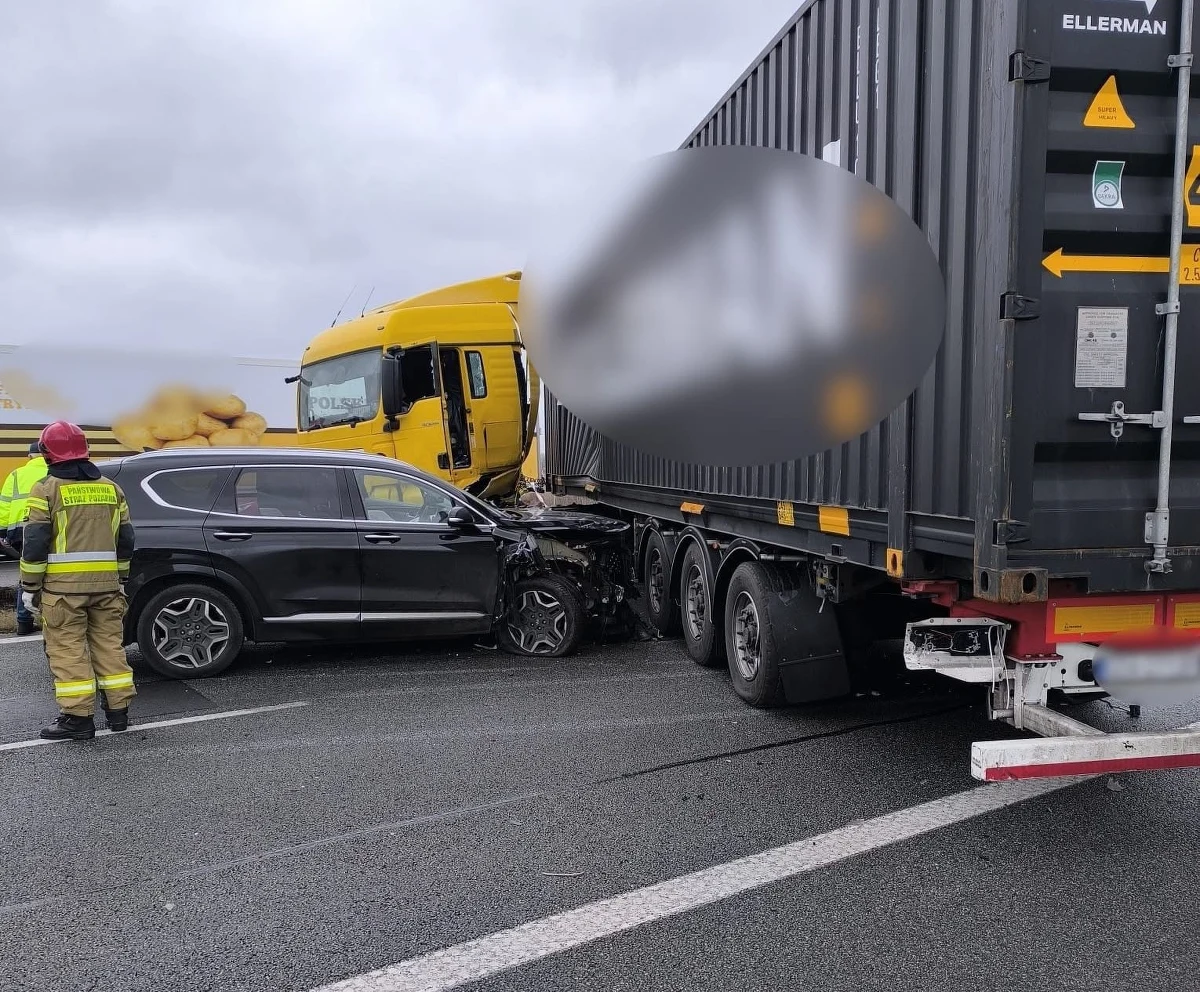 Trudny poranek dla kierowców na Obwodnicy Trójmiasta. W Gdyni zderzyło się 9 samochodów, dodatkowo ciężarówka stanęła w poprzek drogi w stronę A1 przed węzłem Rusocin. Tworzą się ogromne korki. 