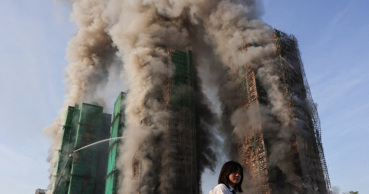 Pożar kompleksu wieżowców w Hongkongu. "Osoby uwięzione w środku"