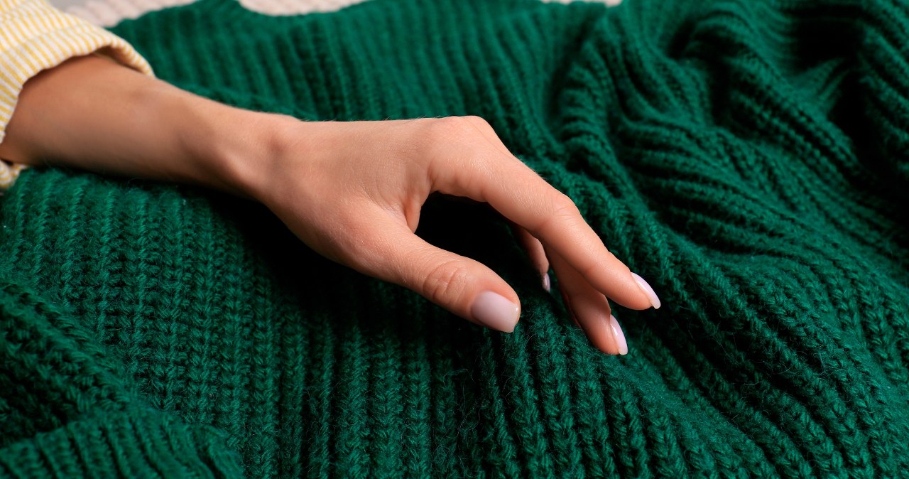 Sweter skurczył się w praniu? Ta metoda, chociaż dziwna, zawsze działa