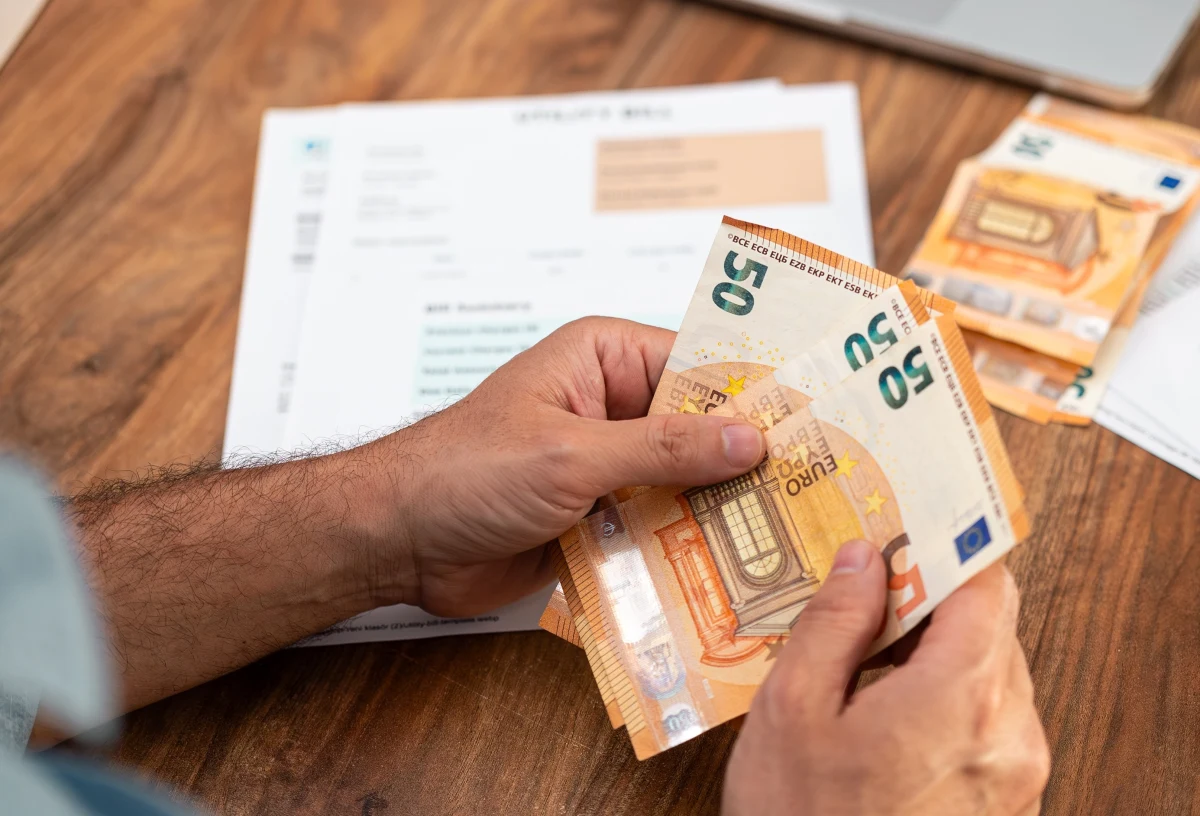 57-letni mieszkaniec północnych Włoch został aresztowany po tym, jak próbował podszyć się pod swoją zmarłą matkę, by odnowić jej dowód osobisty i dalej pobierać jej emeryturę. Policja odkryła ciało kobiety w szafie, a mężczyźnie postawiono szereg zarzutów.