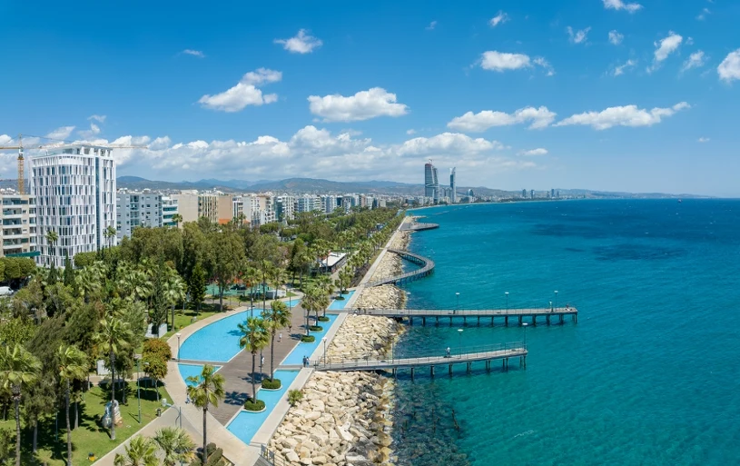 Opustoszałe hotele, restauracje i plaże. Turyści omijają wakacyjny raj