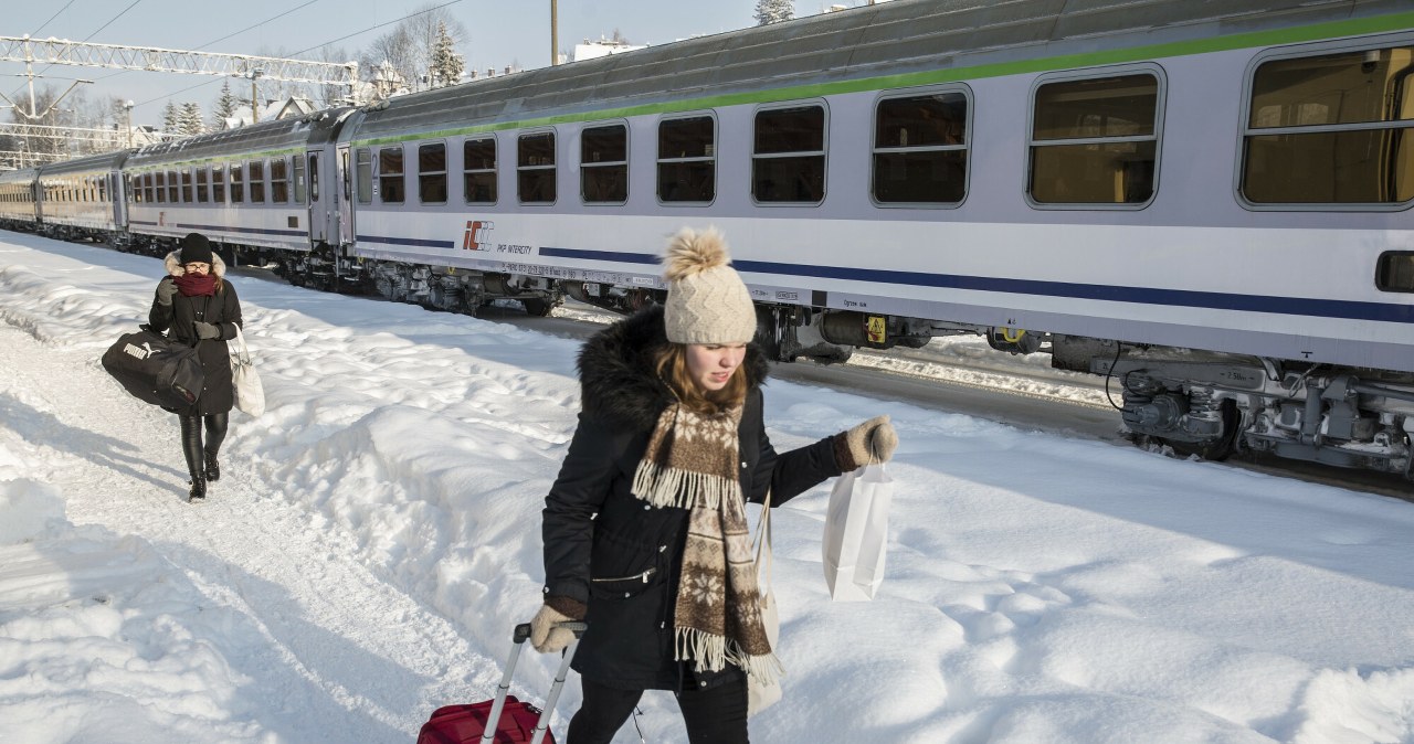 Planujesz podróż pociągiem w okolicy świąt? Bilety PKP znikają szybciej, niż myślisz