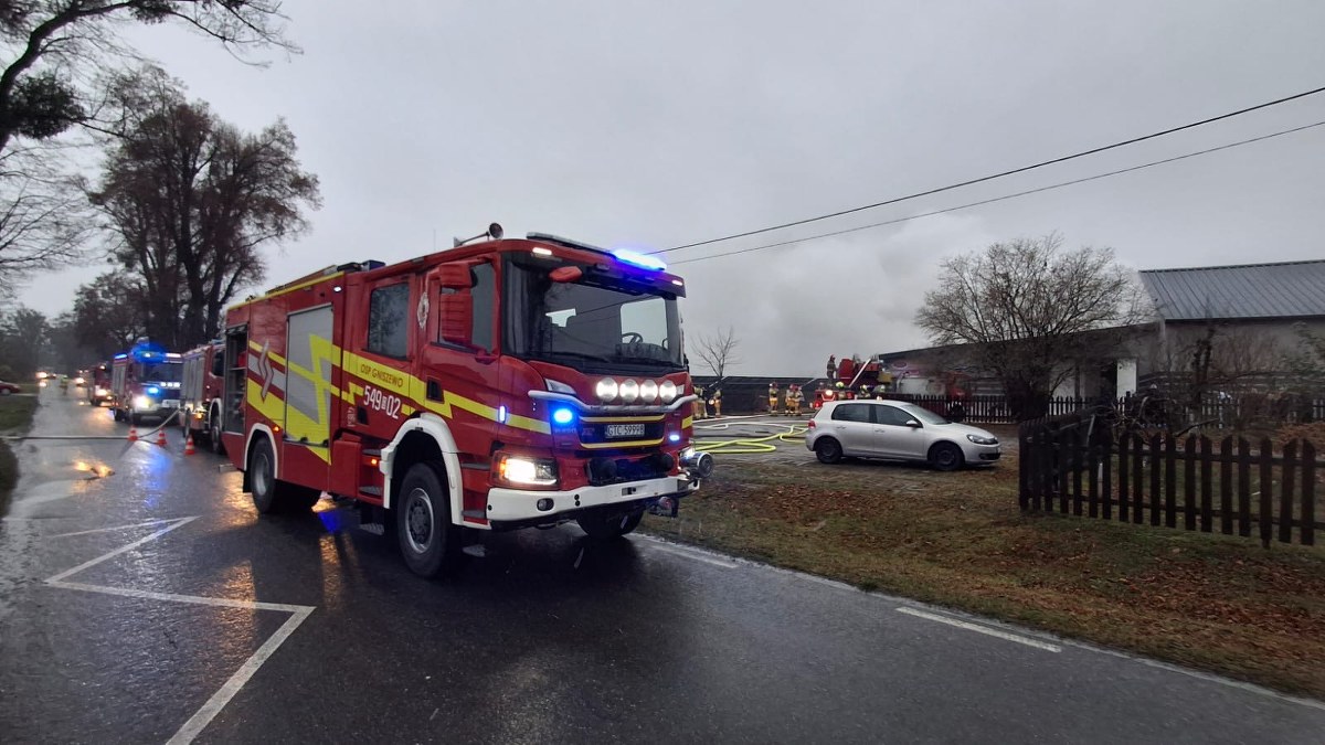 Pożar wędzarni na Pomorzu. Z ogniem walczy 13 zastępów straży pożarnej