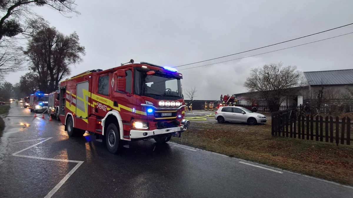 W Dalwinie koło Tczewa na Pomorzu doszło do pożaru wędzarni. Z ogniem walczyło blisko 50 strażaków.