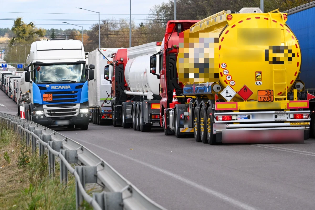 Kierowcy na polsko-ukraińskiej granicy będą mogli za jakiś czas przyjeżdżać do odprawy na określoną godzinę. O planach wprowadzenia awizacji poinformował wiceminister finansów, wiceprezes Krajowej Administracji Skarbowej Zbigniew Stawicki, dodając jednocześnie, że ustanowiony zostanie elektroniczny obieg dokumentów, co dodatkowo skróci czas odprawy.
