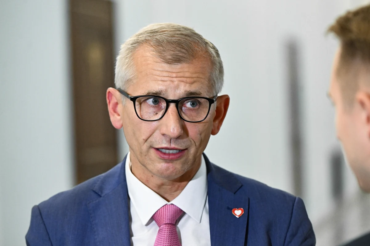 "Jeżeli wtorkowy wyrok sądu w sprawie senatora Koalicji Obywatelskiej Krzysztofa Kwiatkowskiego się uprawomocni, w myśl obowiązującego prawa straci on mandat senatorski" - przyznał szef senackiej komisji regulaminowej Sławomir Rybicki, reprezentujący tę samą partię, co senator. Klub Koalicji Obywatelskiej zdecydował o zawieszeniu polityka na trzy miesiące. Utrata mandatu grozi też skazanemu latem senatorowi Stanisławowi Gawłowskiemu.