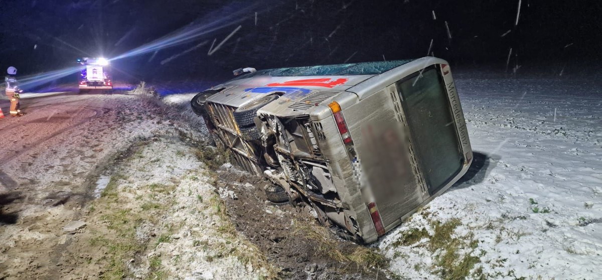 Pomorskie: Autobus z pasażerami wpadł do rowu