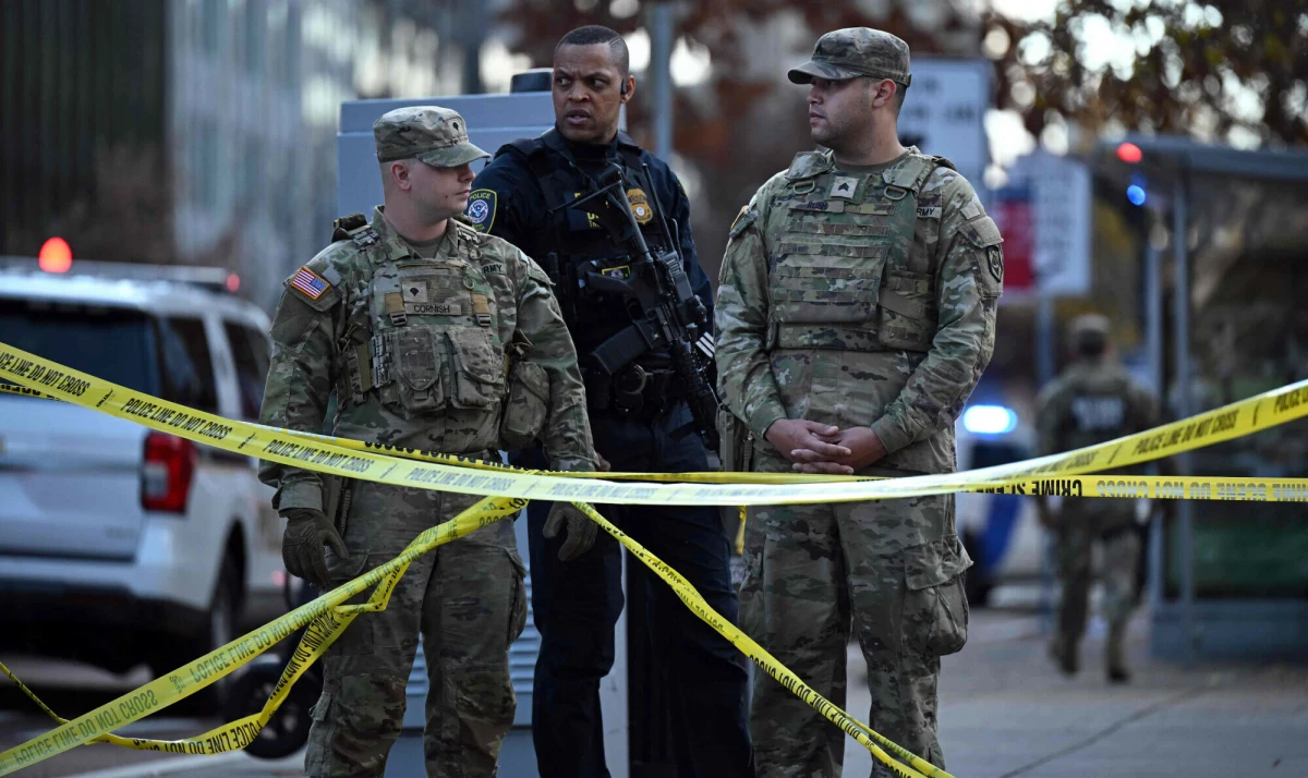 Dwóch żołnierzy Gwardii Narodowej zostało postrzelonych w środę po południu czasu miejscowego nieopodal Białego Domu w Waszyngtonie. Według najnowszych doniesień stan poszkodowanych jest krytyczny. Podejrzany został zatrzymany. Wcześniej gubernator Wirginii Zachodniej Patrick Morrisey poinformował, że obaj żołnierze Gwardii Narodowej, postrzeleni w środę w Waszyngtonie, zmarli na skutek odniesionych ran.
