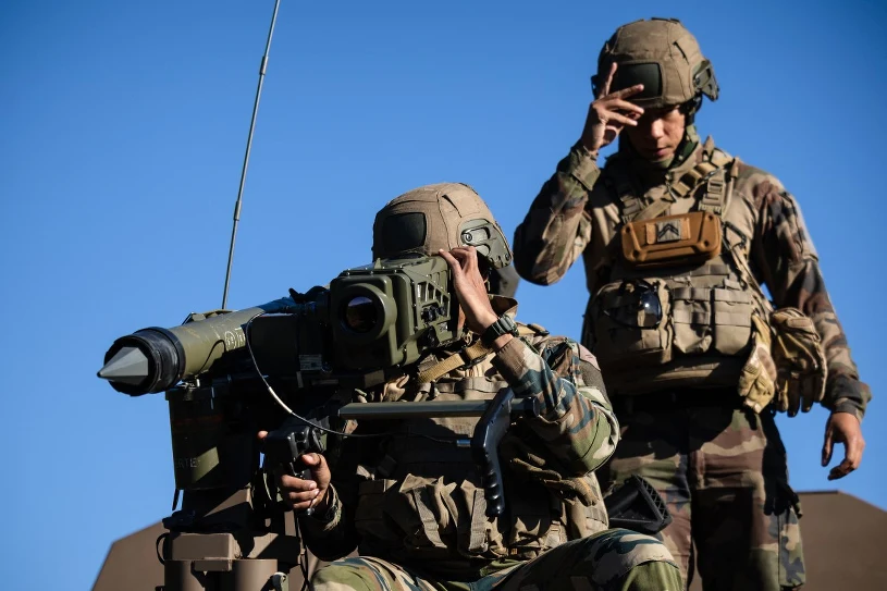 Do wojska za kilkaset euro. Media o rewolucji w kraju NATO