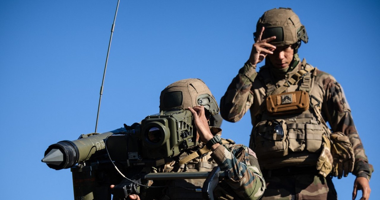 Do wojska za kilkaset euro. Media o rewolucji w kraju NATO