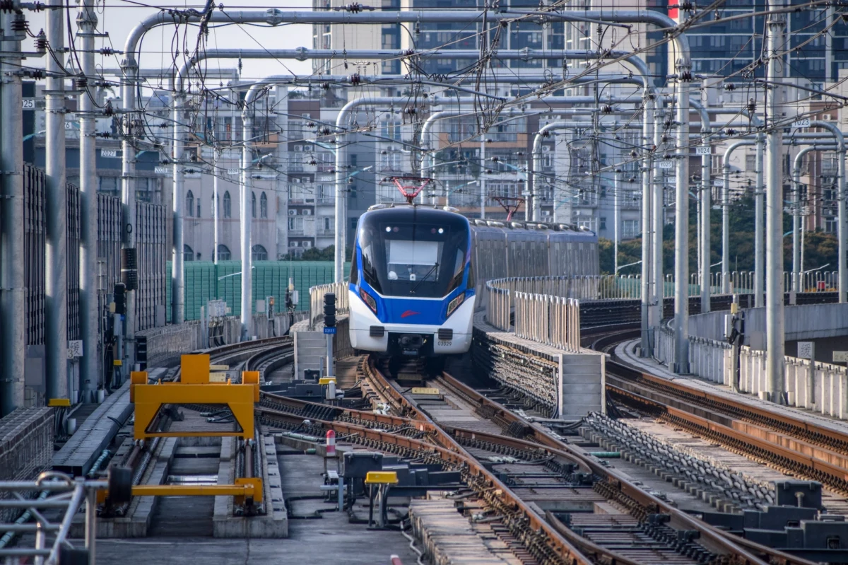Tragedia na torach w południowo-zachodnich Chinach. 11 osób zginęło, a dwie zostały ranne po tym, jak w czwartek nad ranem na stacji kolejowej pociąg testowy uderzył w grupę robotników znajdujących się na torowisku.